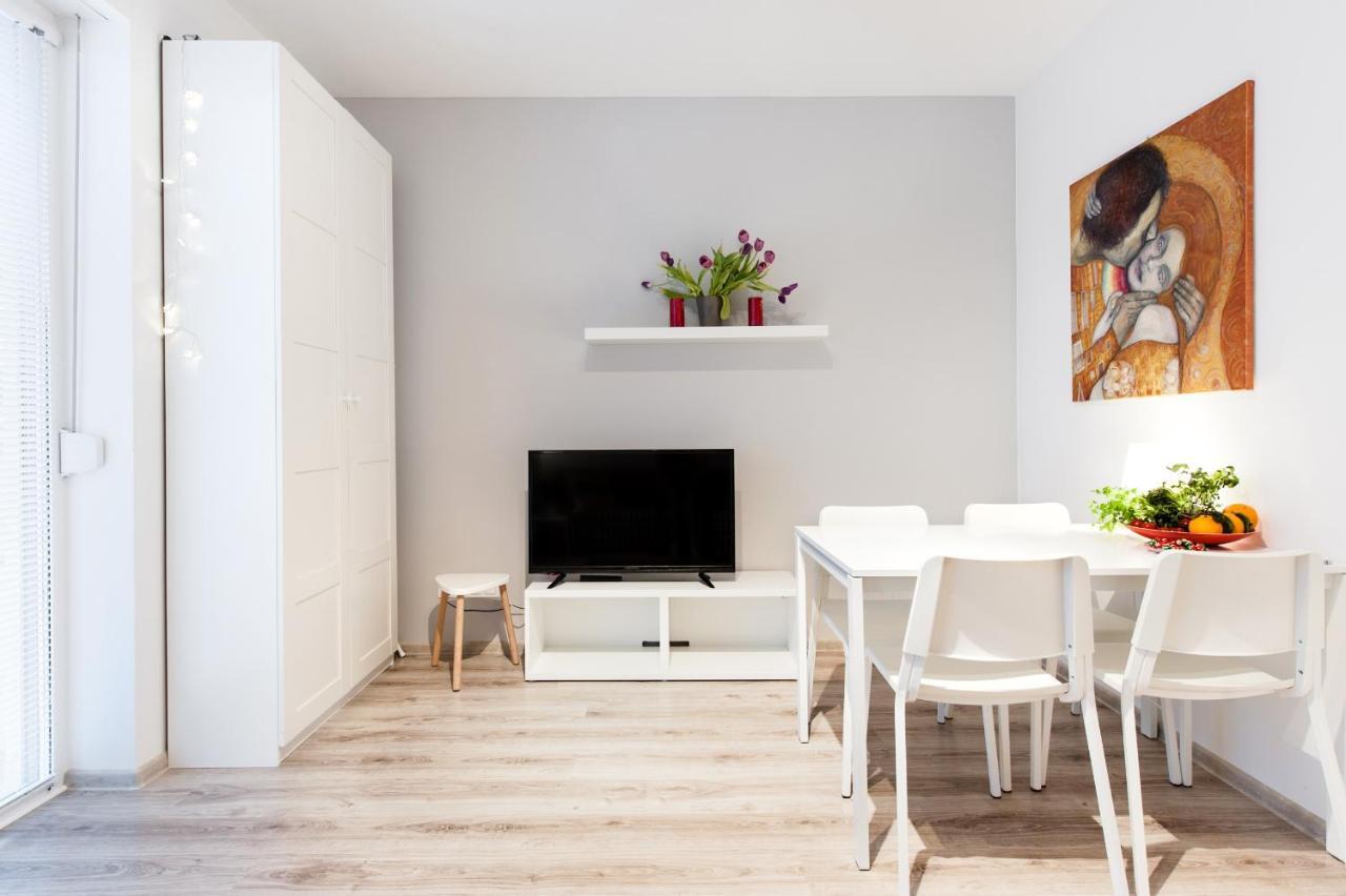 Super Apart Dywizjonu 303 175/8 Apartment Warsaw Phòng bức ảnh